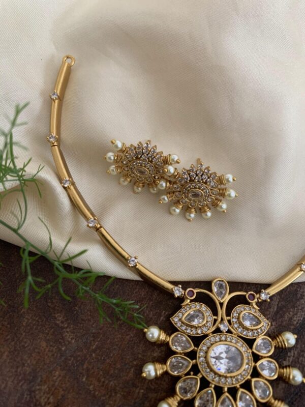 White pendant hasli set