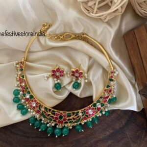 Statement Hasli with green drops