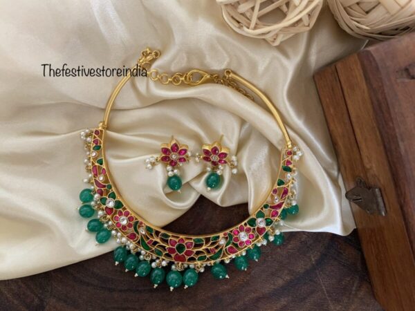 Statement Hasli with green drops