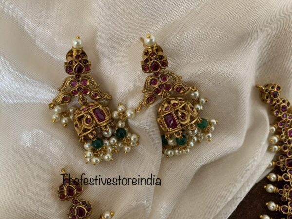 Kemp and pearls Guttapusalu set