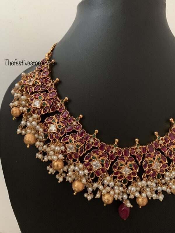 Bold and beautiful Guttapusalu set