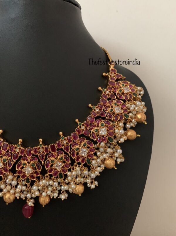 Bold and beautiful Guttapusalu set