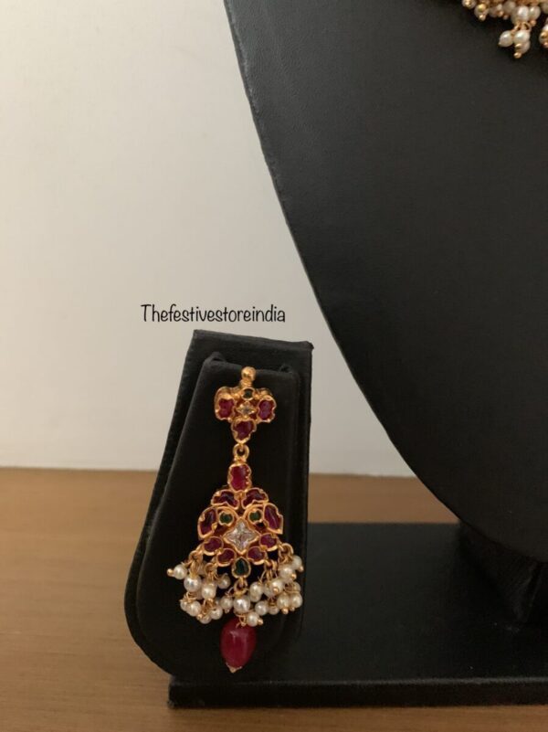 Bold and beautiful Guttapusalu set