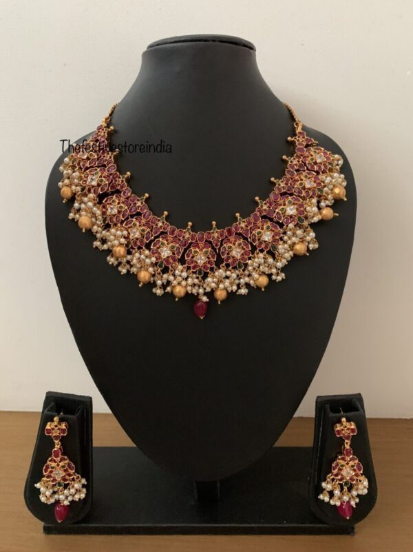 Bold and beautiful Guttapusalu set