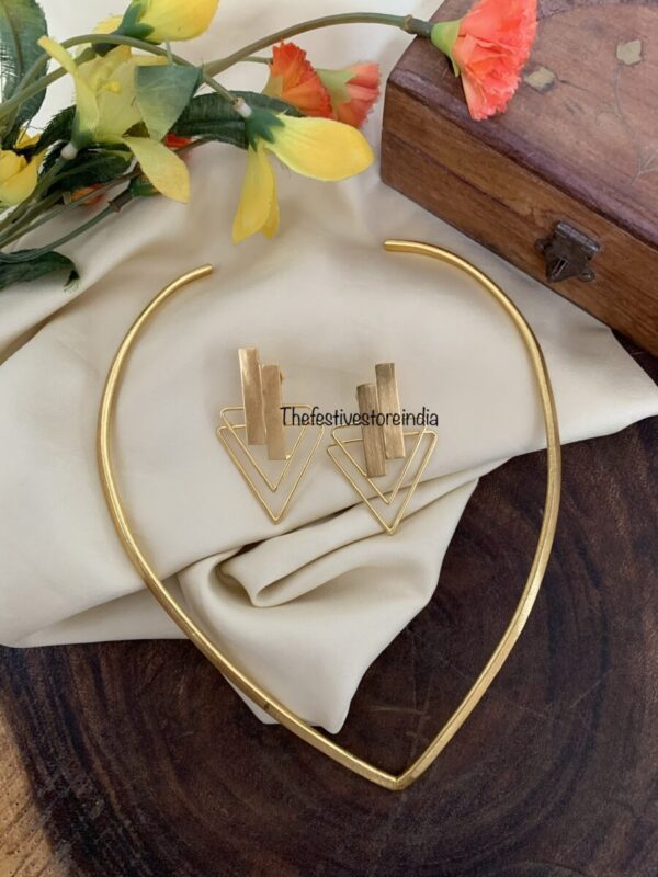 Contemporary Neckcuff and earrings 3