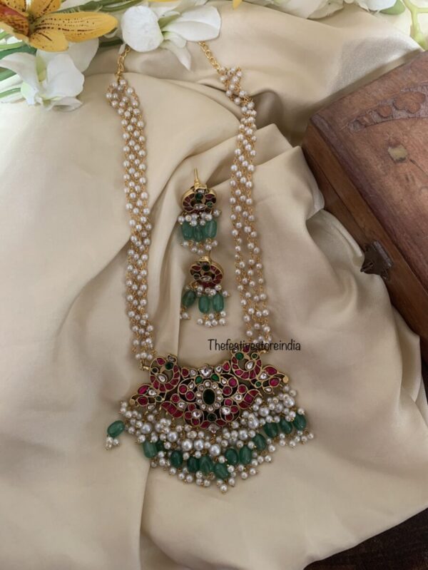 Mid length pearls Jadau pendant set