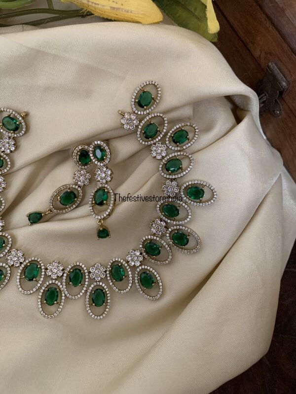 Loop emerald necklace set