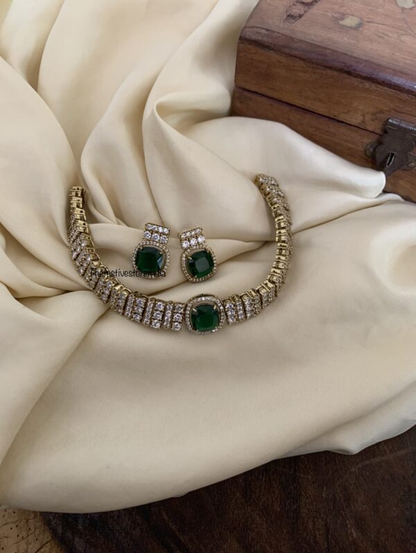 Classic Emerald victorian choker set