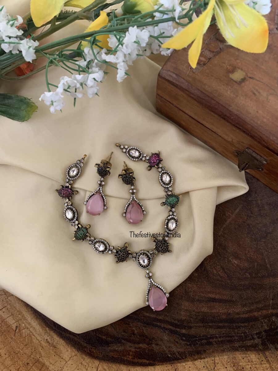 KURMA - Pink pendant Victorian necklace set