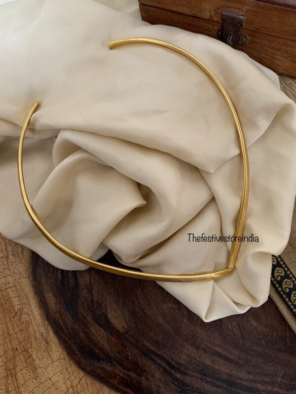 V shaped Neckcuff