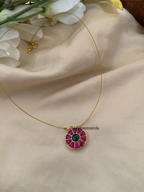 Jadau minimalist simple round pendant chain