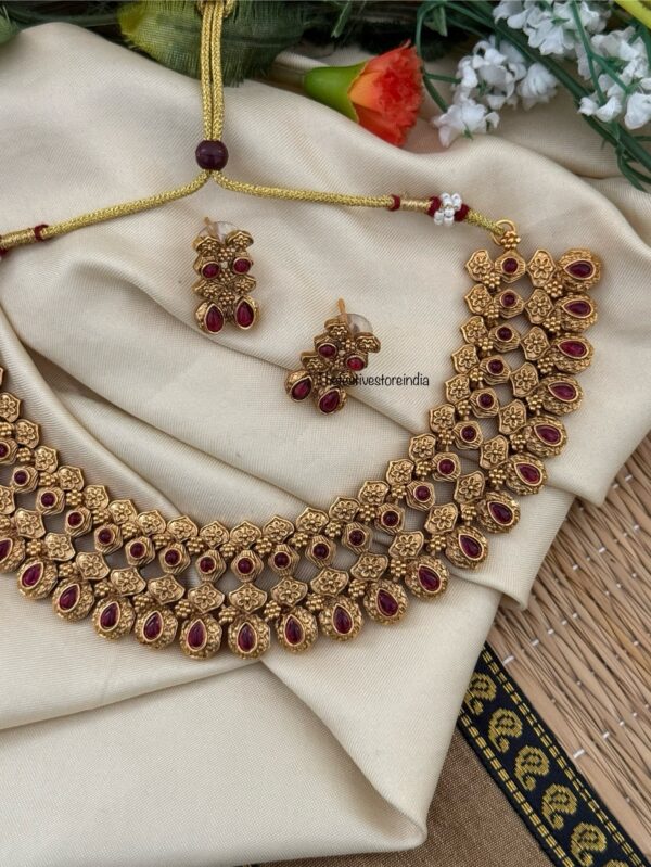 Budgeted matte necklace set