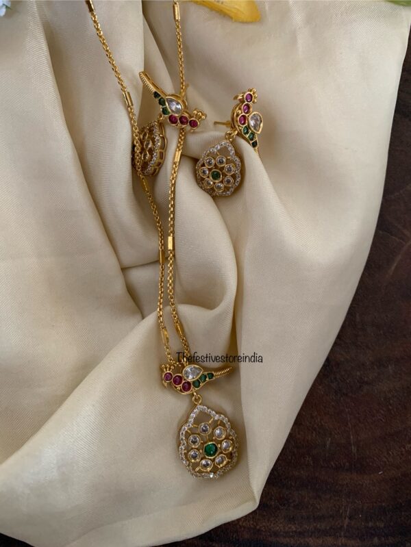 Simplistic bird chain set