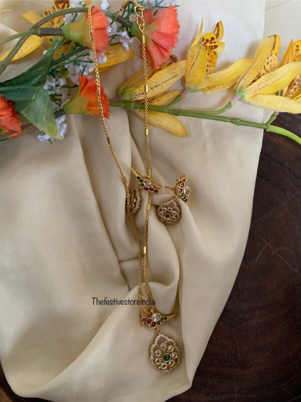 Simplistic bird chain set