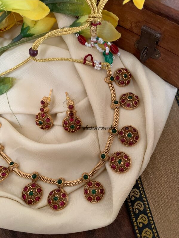 Budgeted bottu necklace set