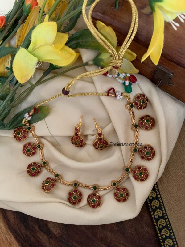 Budgeted bottu necklace set