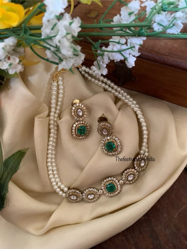 Minimalist pearls Victorian set
