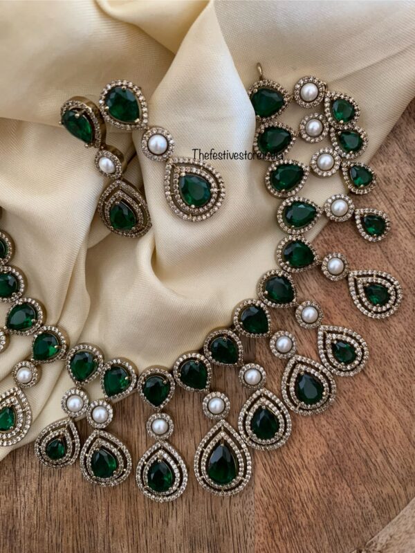 Victorian emerald droplets