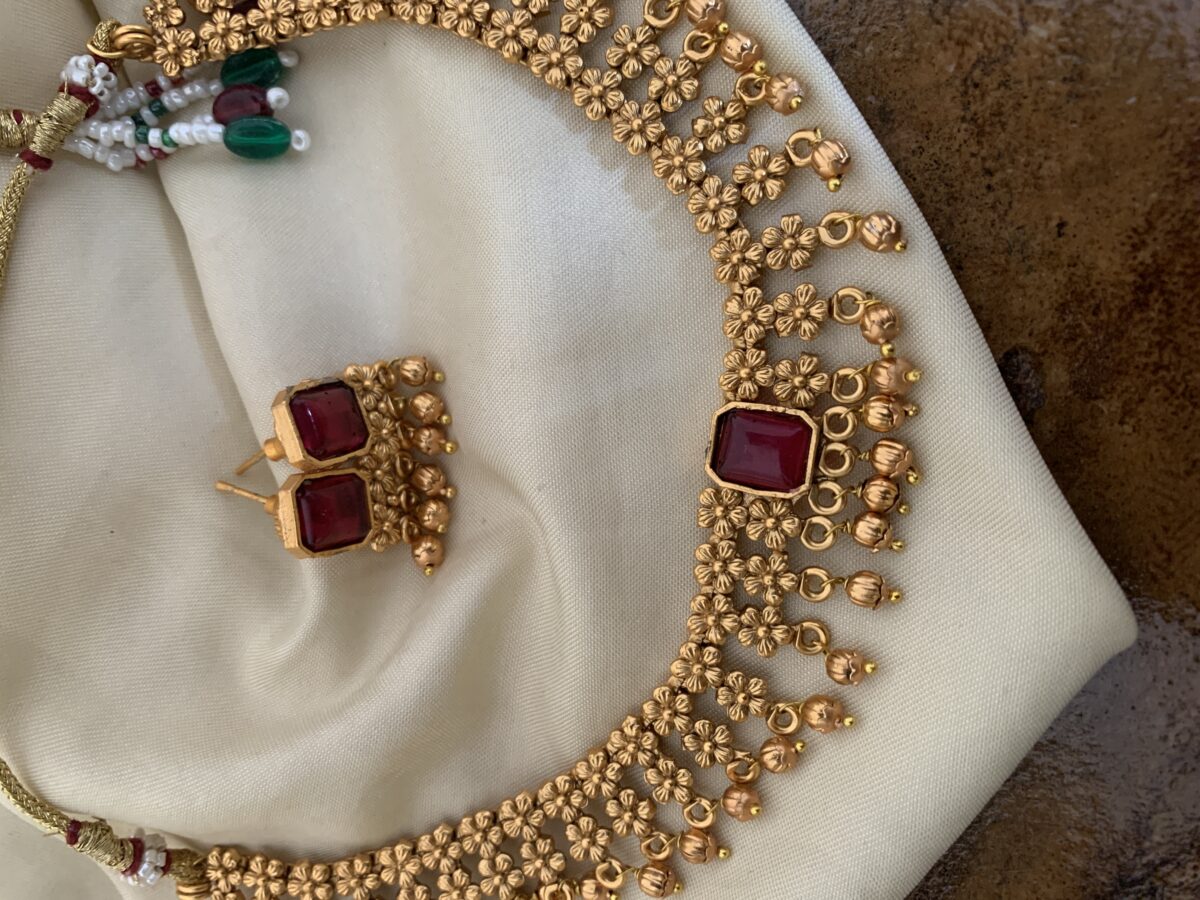 Matte gold drops red block set