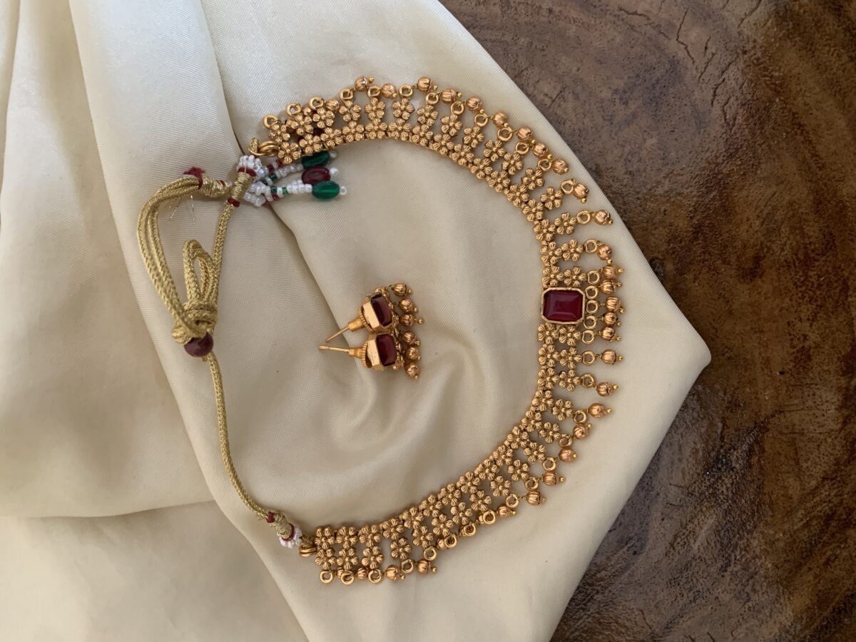 Matte gold drops red block set