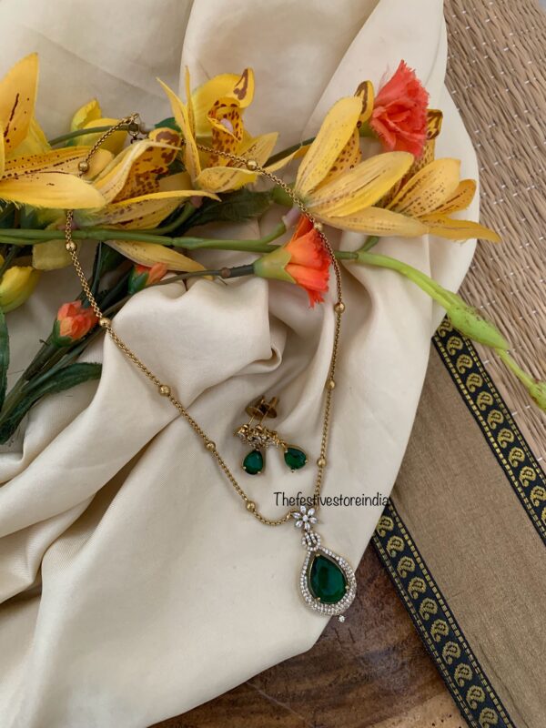 44cms Emerald pendant chain set