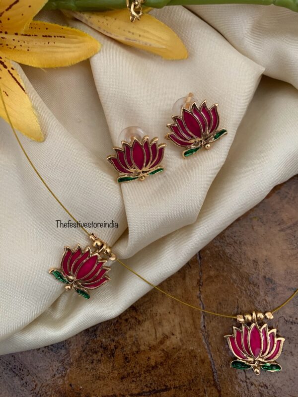 Lotus motif invisible chain set