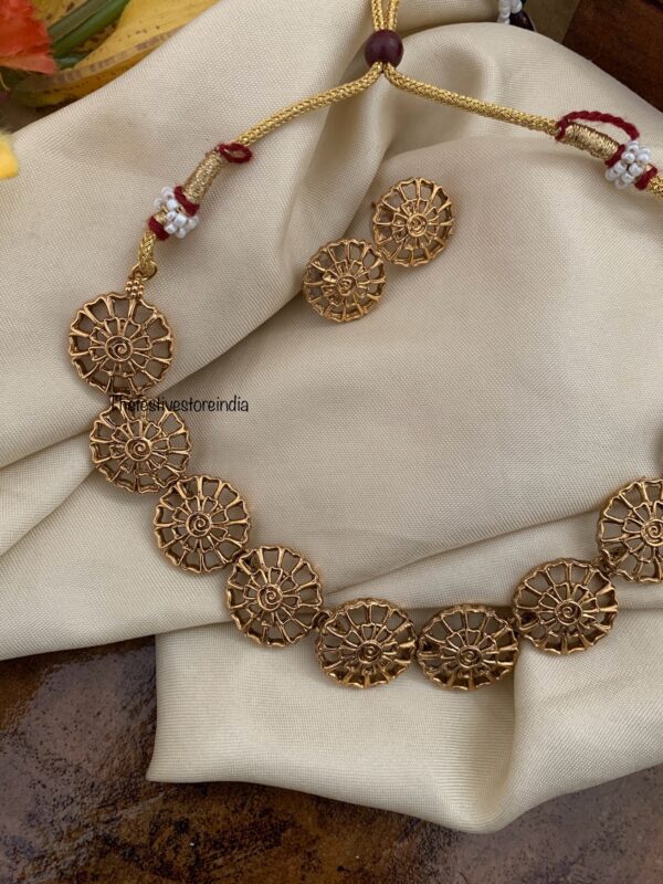 Budgeted carved round matte necklace set