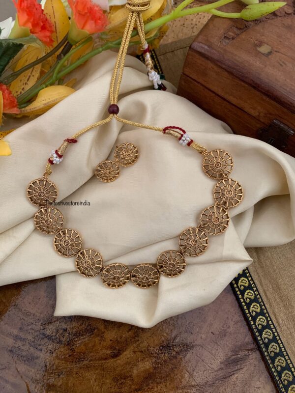 Budgeted carved round matte necklace set
