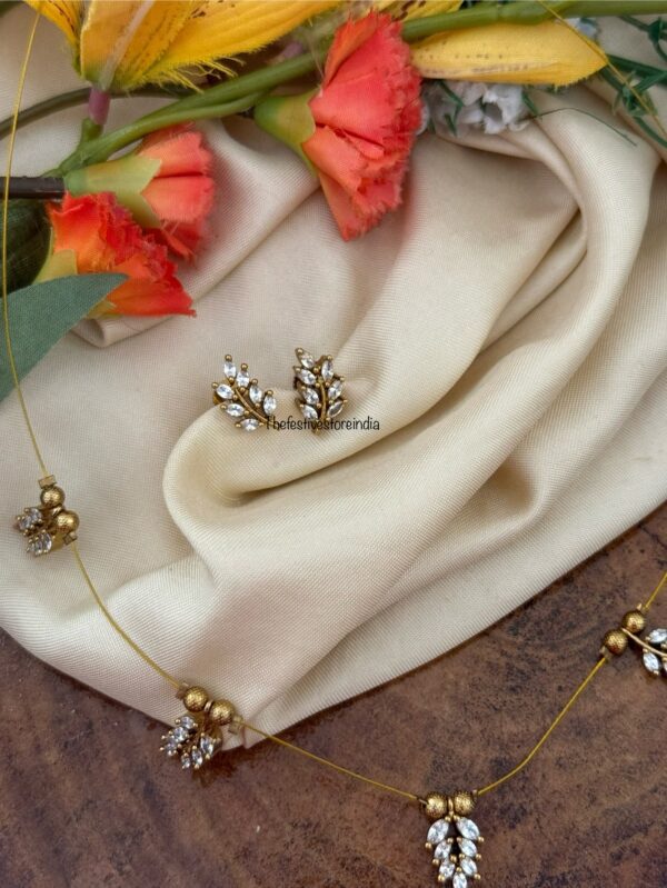 White leafy invisible chain set