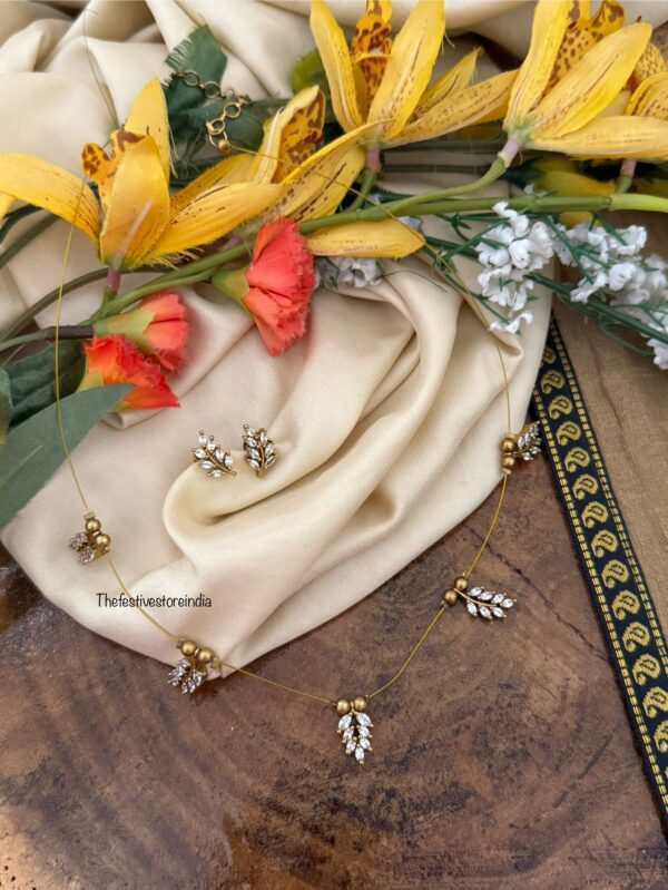 White leafy invisible chain set