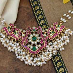 Classic kemp and pearls with rice pearls hanging choker