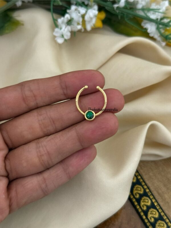 Jadau Septum ring 15 - Single Green stone