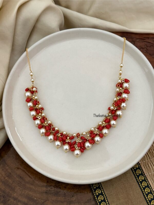 Tulips pearls chain