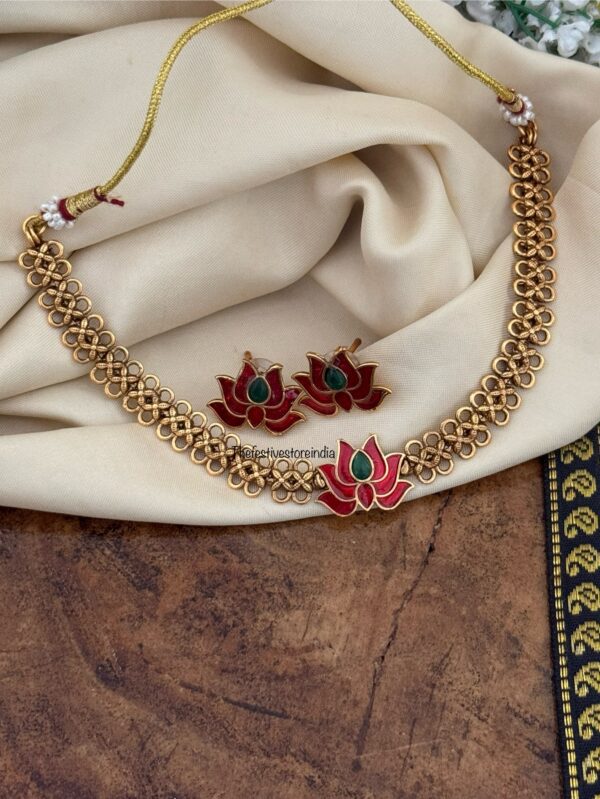 Carved chain with enamel painted lotus set