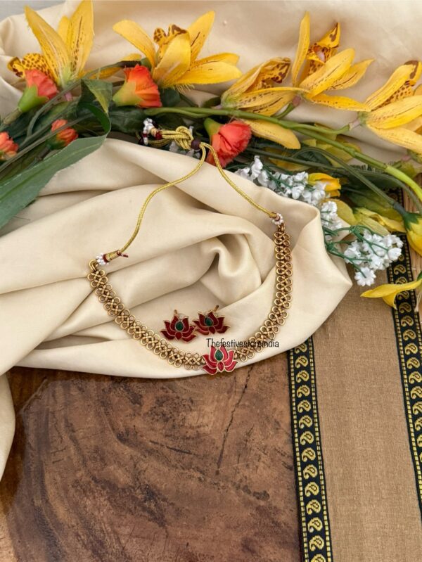 Carved chain with enamel painted lotus set