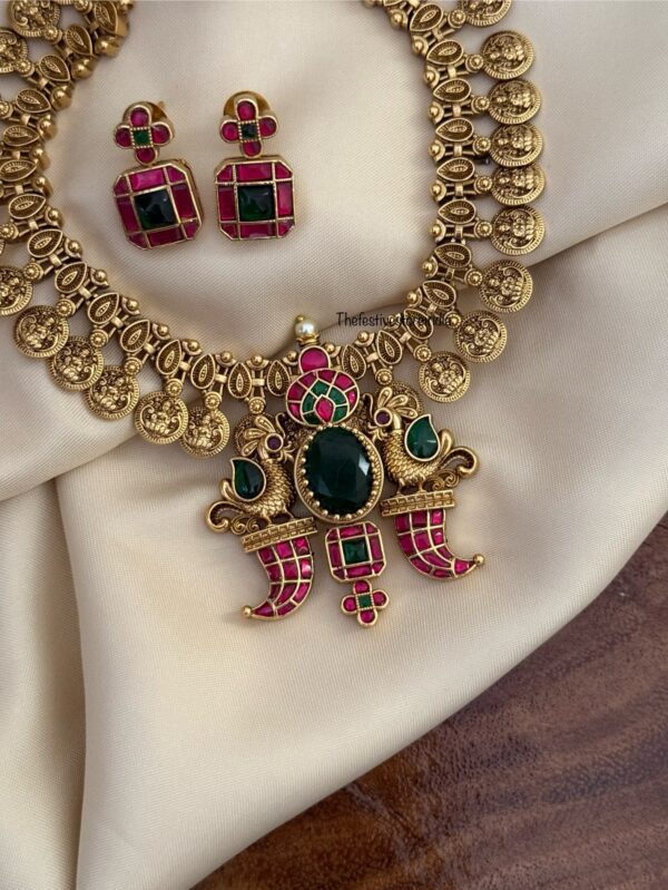 Kaasu Lakshmi Navilu Emerald stone pendant necklace set