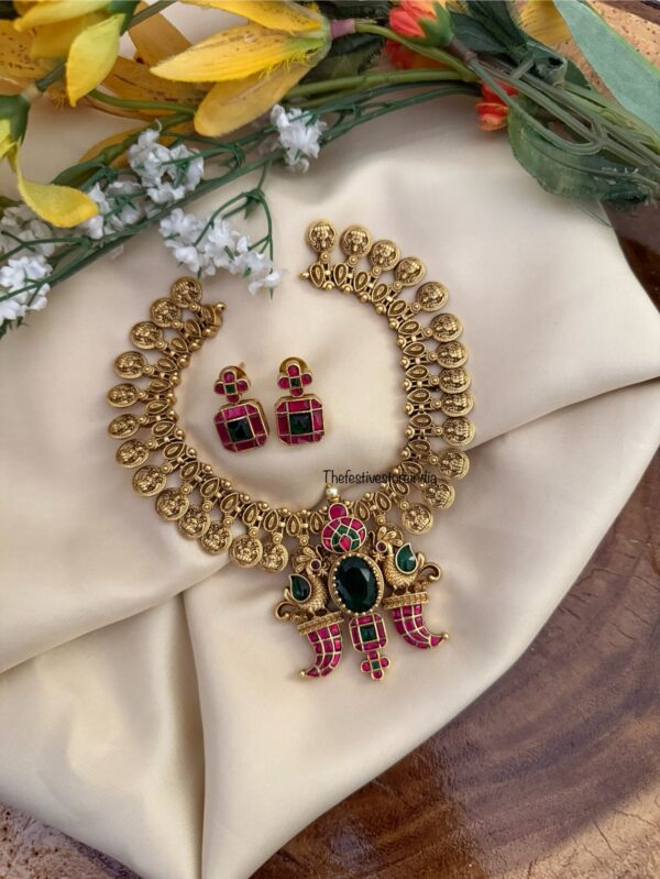 Kaasu Lakshmi Navilu Emerald stone pendant necklace set