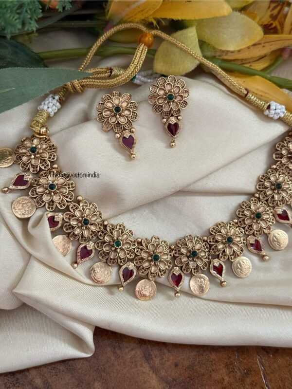 Floral budgeted necklace set