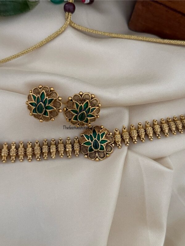 Budgeted green lotus motif choker set