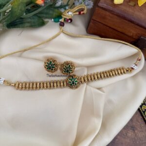 Budgeted green lotus motif choker set