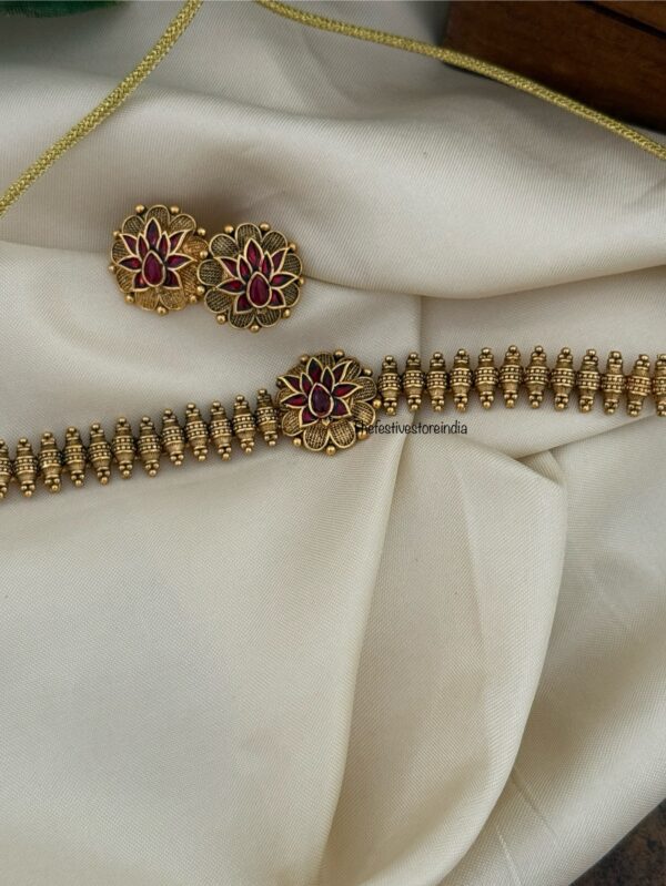 Budgeted Red lotus motif choker set
