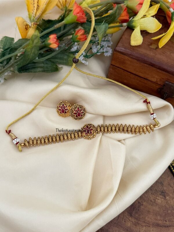 Budgeted Red lotus motif choker set