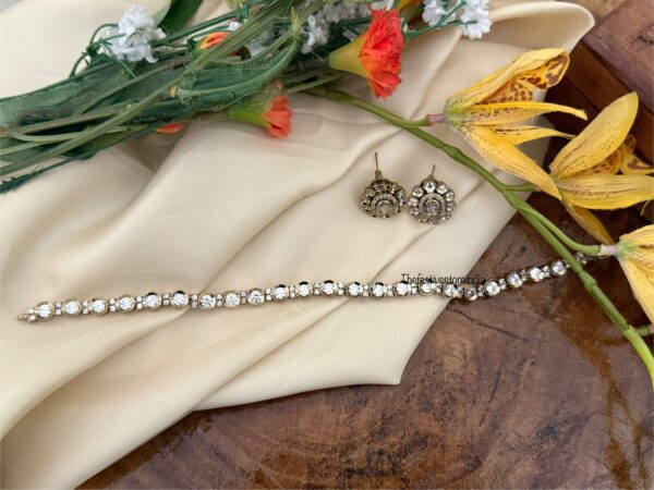 Single line diamonds set