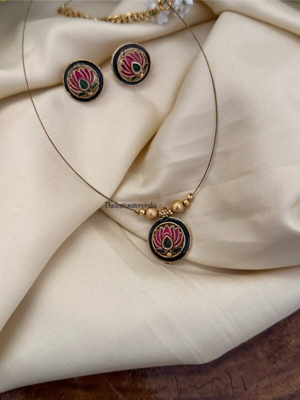 Lotus pendant Invisible chain set