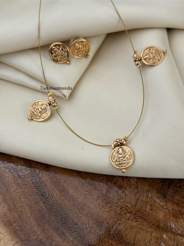 Matte polish Lakshmi Kaasu Invisible chain set