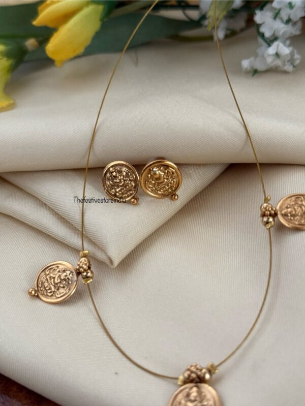 Matte polish Lakshmi Kaasu Invisible chain set