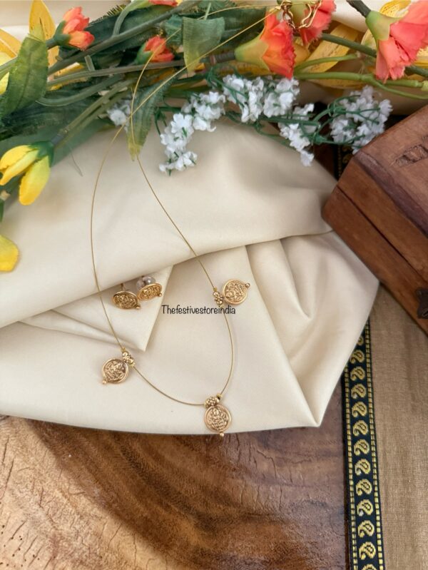 Matte polish Lakshmi Kaasu Invisible chain set