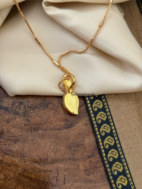 Simple Jadau mango detachable pendant set