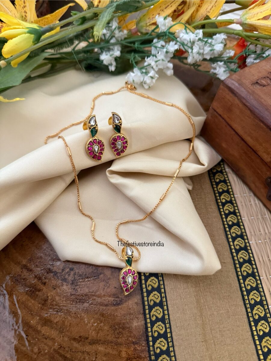 Simple Jadau mango detachable pendant set