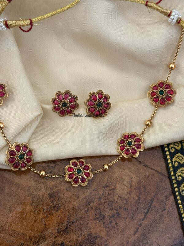 Budgeted Floral / flower motif chain set